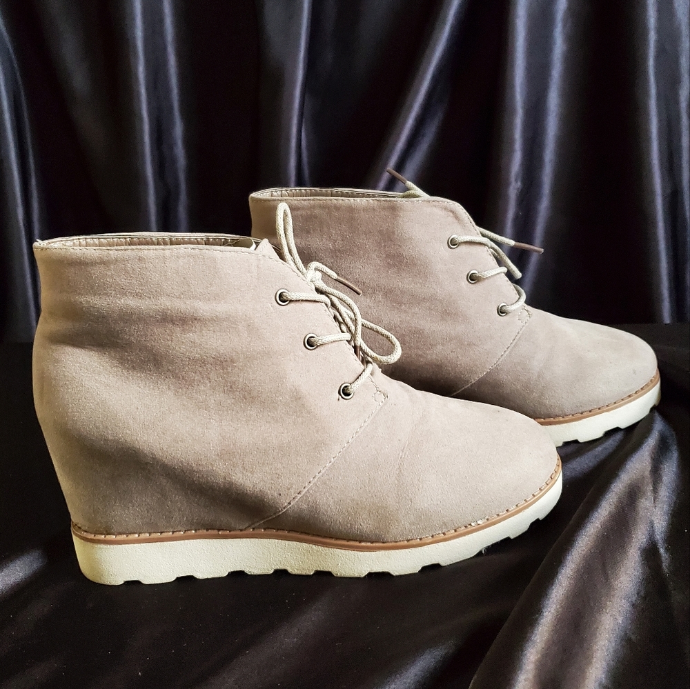 Dollhouse, Size 9, Taupe Ankle Boot